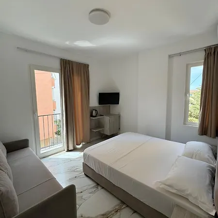 Star & Restaurant * Golem (Tirana)