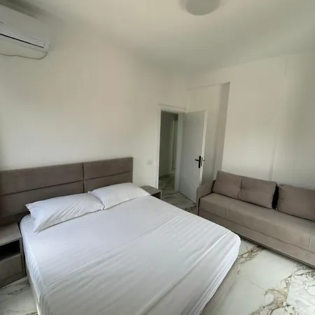 Star & Restaurant * Golem (Tirana)